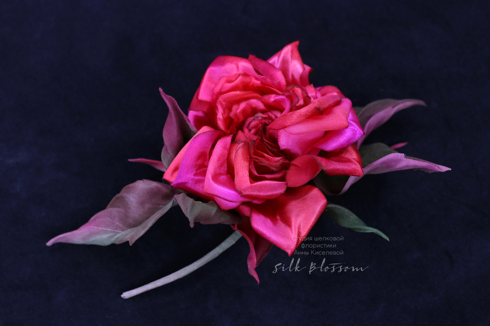 Брошь из натурального шелка "Алые сумерки"