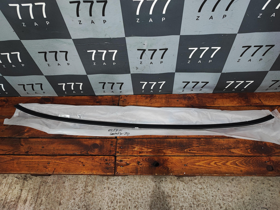 Молдинг лобового стекла Toyota Camry (XV70) Новый Оригинал 5615333010