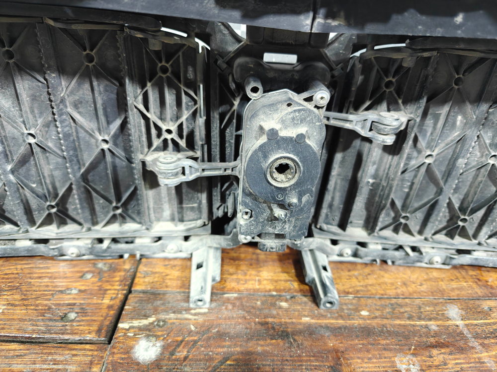 Жалюзи радиатора BMW 5-Series (G30) 20-23 Б/У Оригинал 51745A218F3