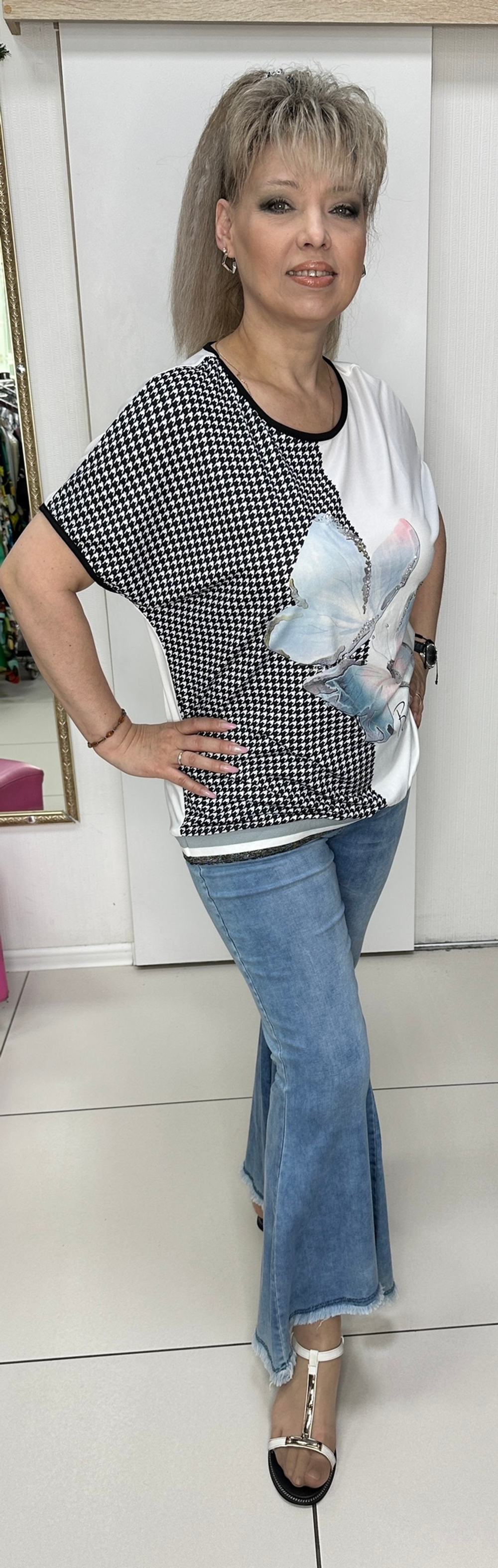 Красивый блузон с "гусиным" принтом и бабочками