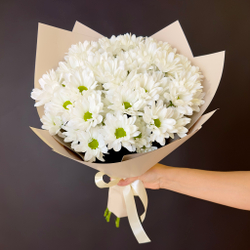 Flower bouquet of 7 white chrysanthemums