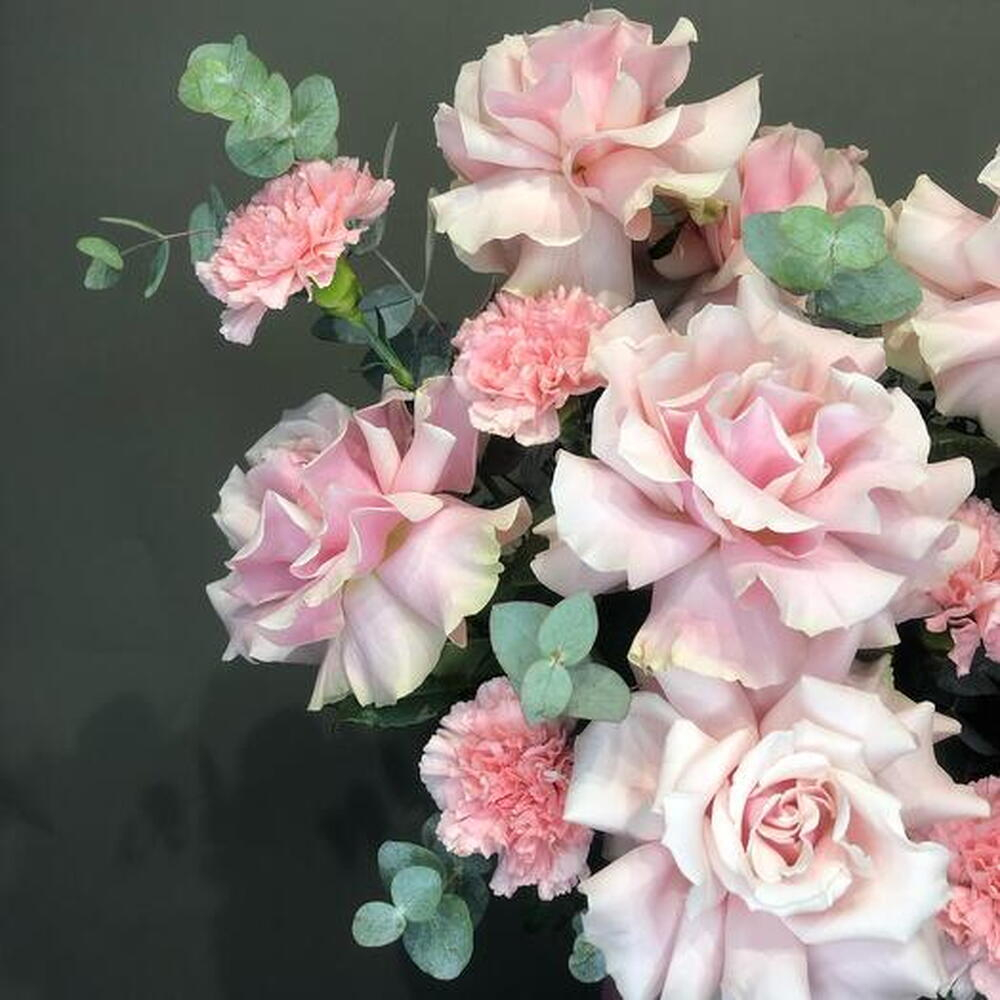 Цветы в коробке "Шанталь" (Роза французская, эвкалипт)