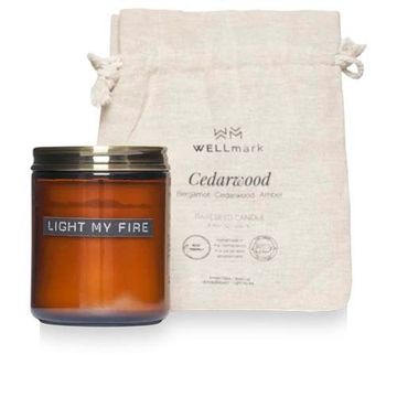 Wellmark свеча с ароматом кедрового дерева среднего размера