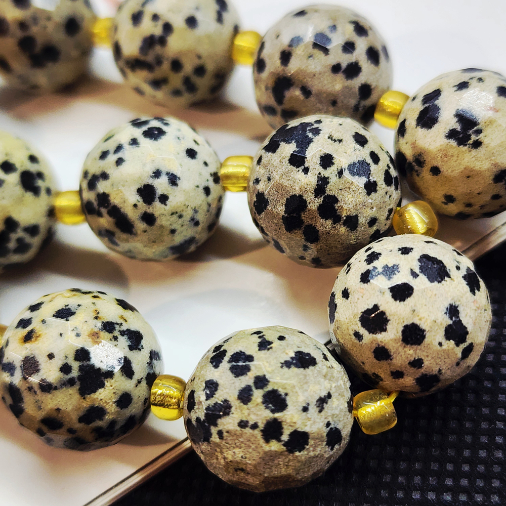 Порфир (яшма далматиновая), бусины шар, ювелирная грань, 15.5мм, штучно