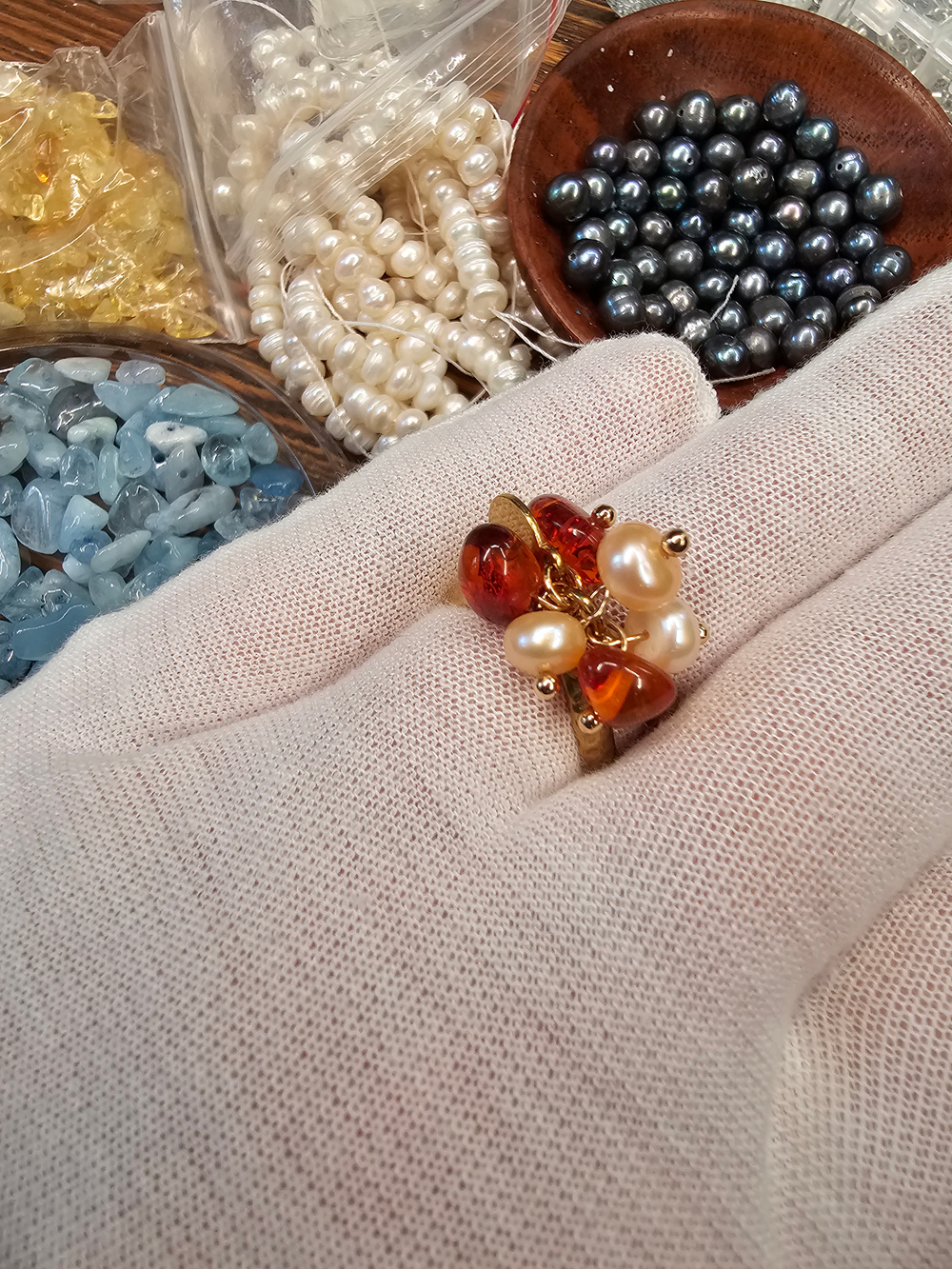 Кольцо авторское с культивируемым жемчугом и натуральными камнями "Янтарь"