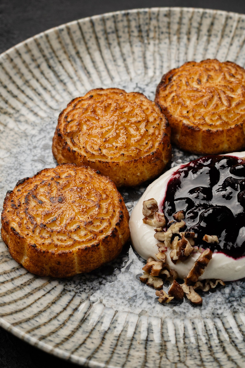 Сырники с конфи из черной смородины со сметаной