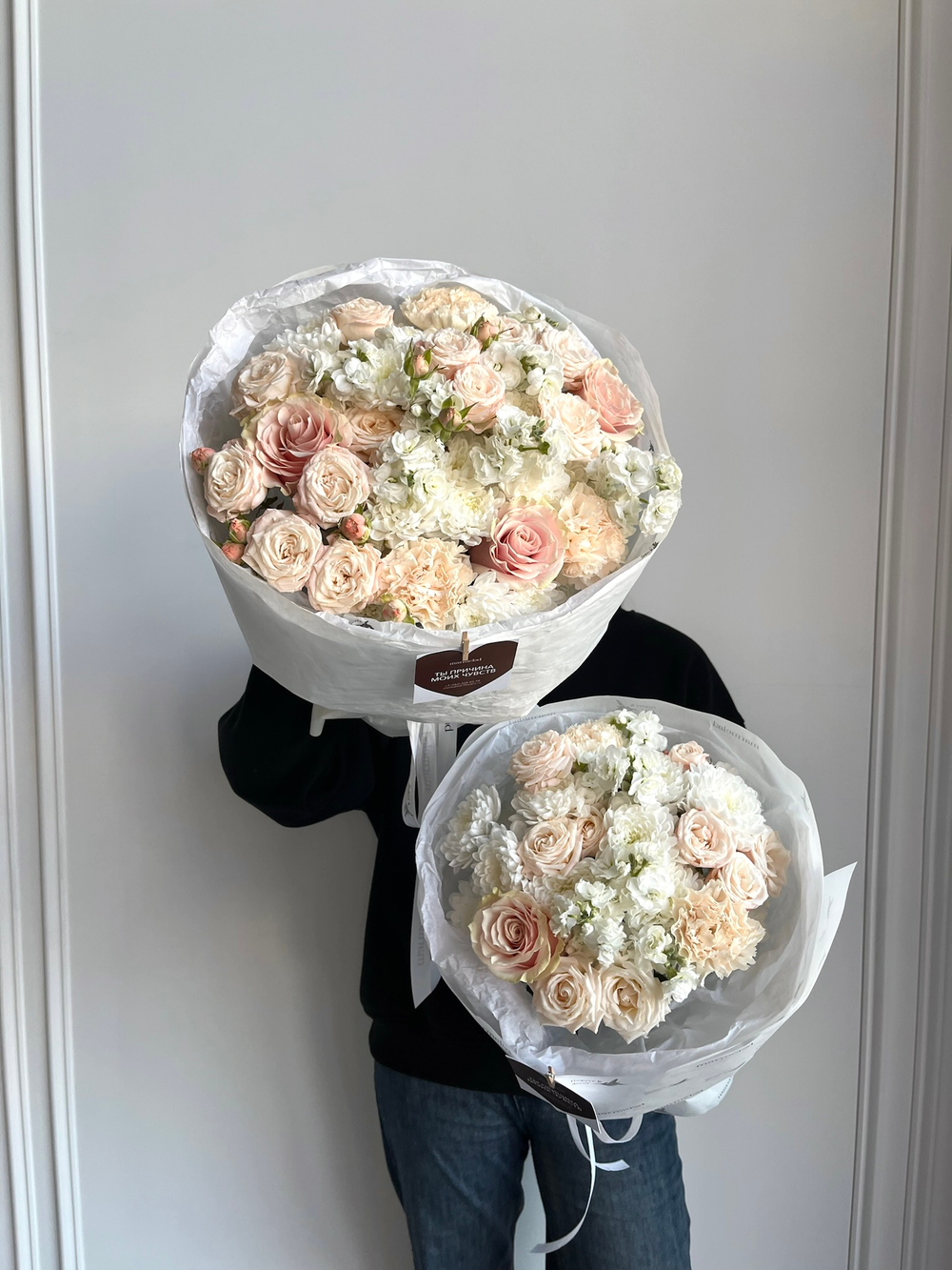 Сборный букет из хризантемы, маттиолы, кустовых пионовидных роз и диантусов крем мал