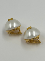 «Жемчужные» клипсы Chanel с лого