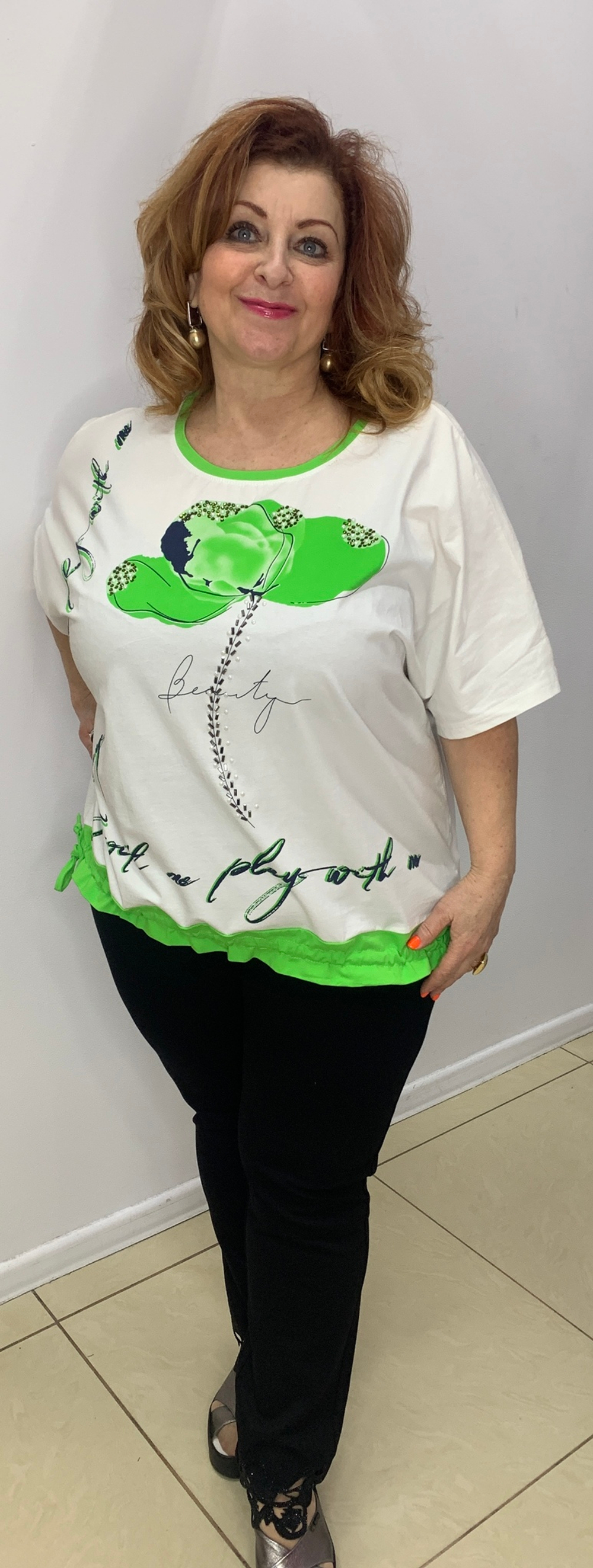 Нарядный белый блузон с кулиской и зеленым принтом