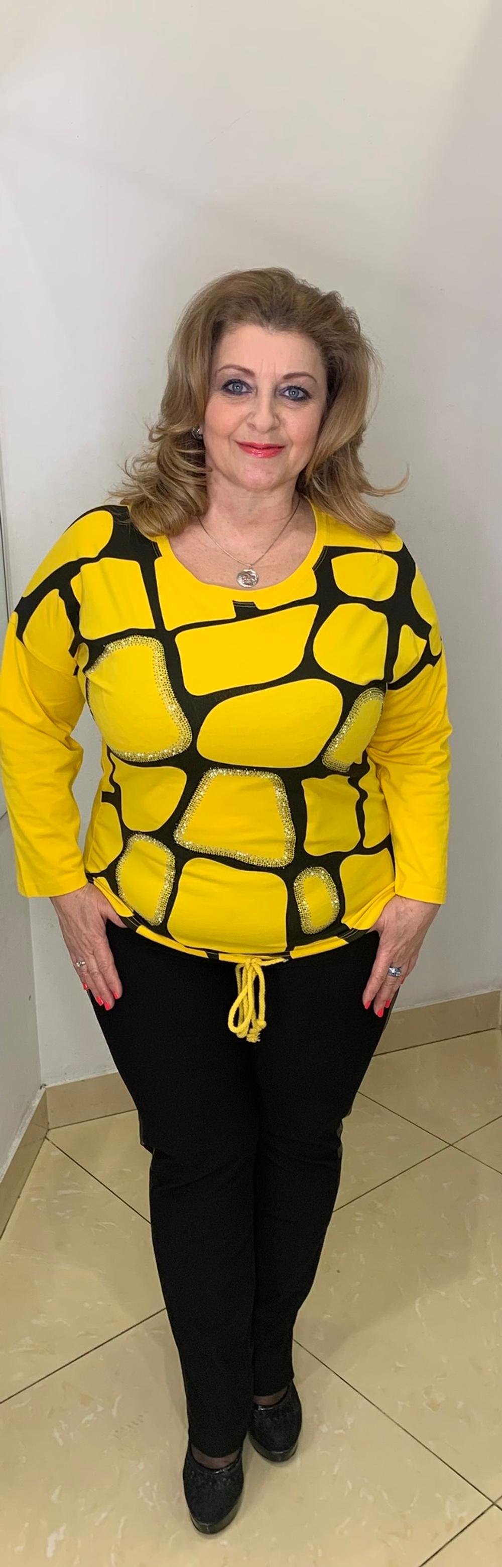 Желтый блузон на кулиске с ячейками и стразовым принтом