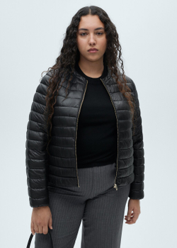 Короткий стеганый анорак с карманами