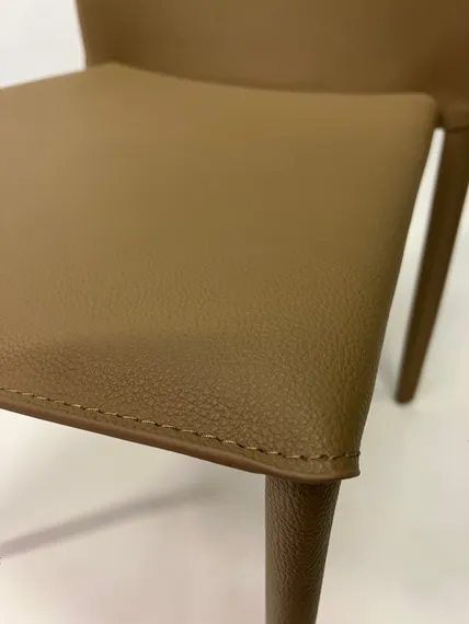 Стул Rolf из фактурной кожи цвета мокко