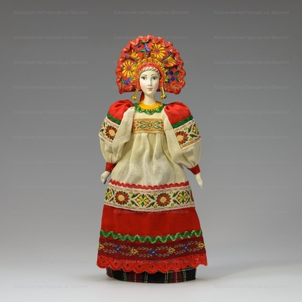 Сувенирная кукла в крестьянском костюме в понёве и кокошнике