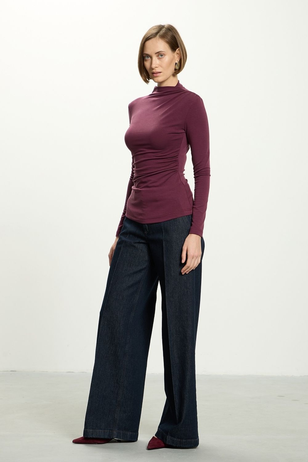 Лонгслив с драпировкой бордовый