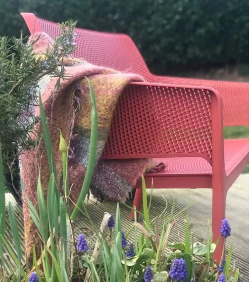 Уличный пластиковый диван Net Bench коралловый