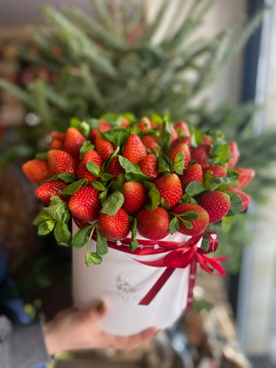 "Сладкая композиция с клубникой, цветами и зеленью"