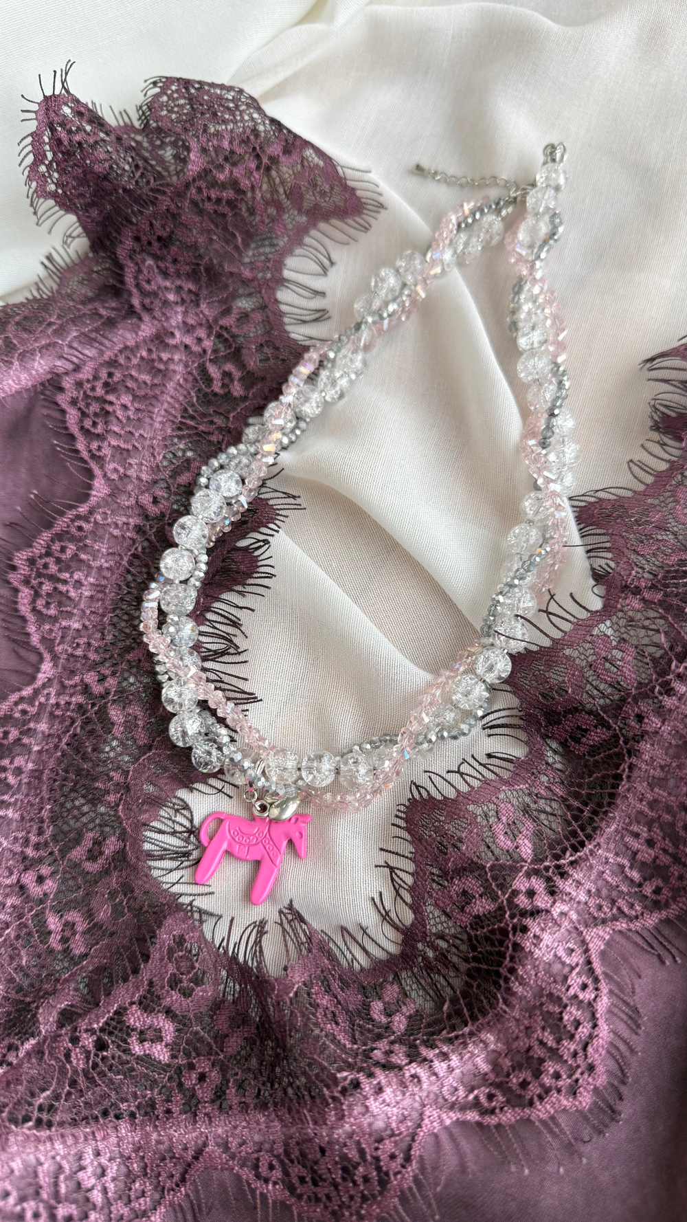 Колье из сахарного кварца и алмазного стекла с подвеской лошадка