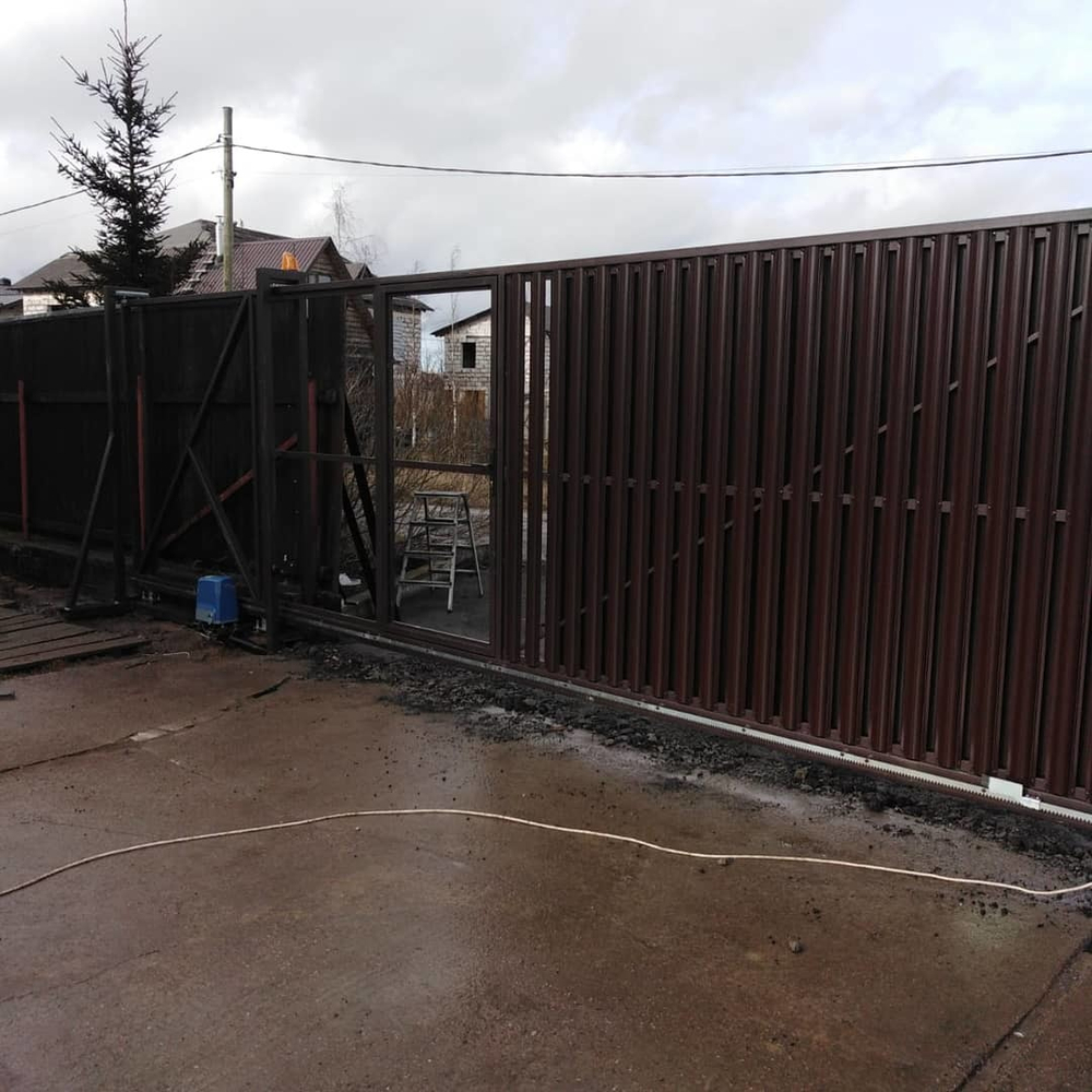 Ворота откатные с зашивкой металлоштакетником на винтовых сваях 4/2