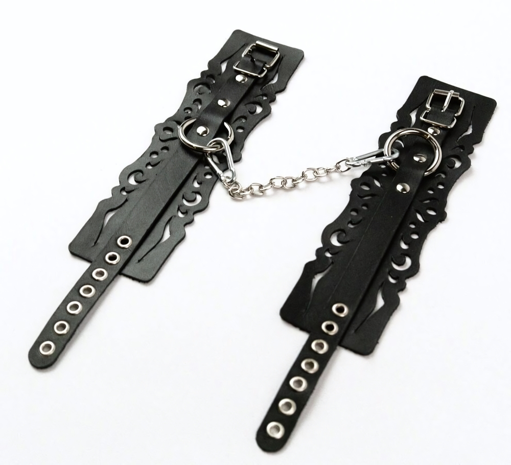Узорчатые кожаные оковы с регулируемыми ремешками (Цвет: черный)