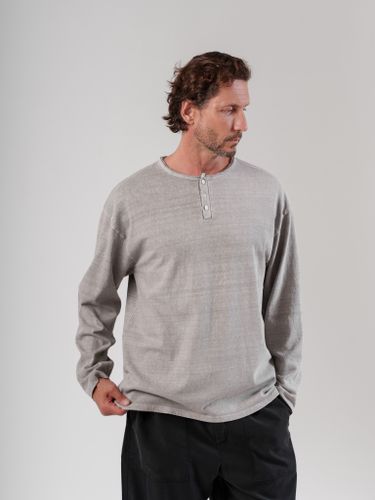 Серый лонгслив на пуговицах