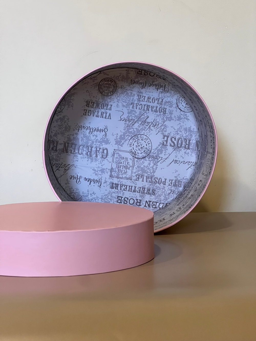 Короткая круглая коробка 22,5 см . Цвет:  Пыльно розовый  .Розница 350 рублей .