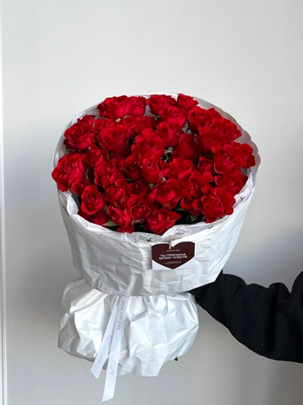 Моно букет из кустовых роз в красном оттенке 15 шт