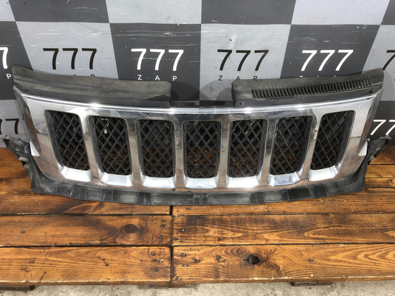 Решетка радиатора Jeep Grand Cherokee (WK2) 10-13 Б/У Оригинал K57010708AE