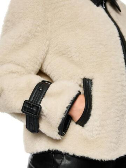 Marc Cain Куртка из эко-меха с декоративной пряжкой на рукавах
