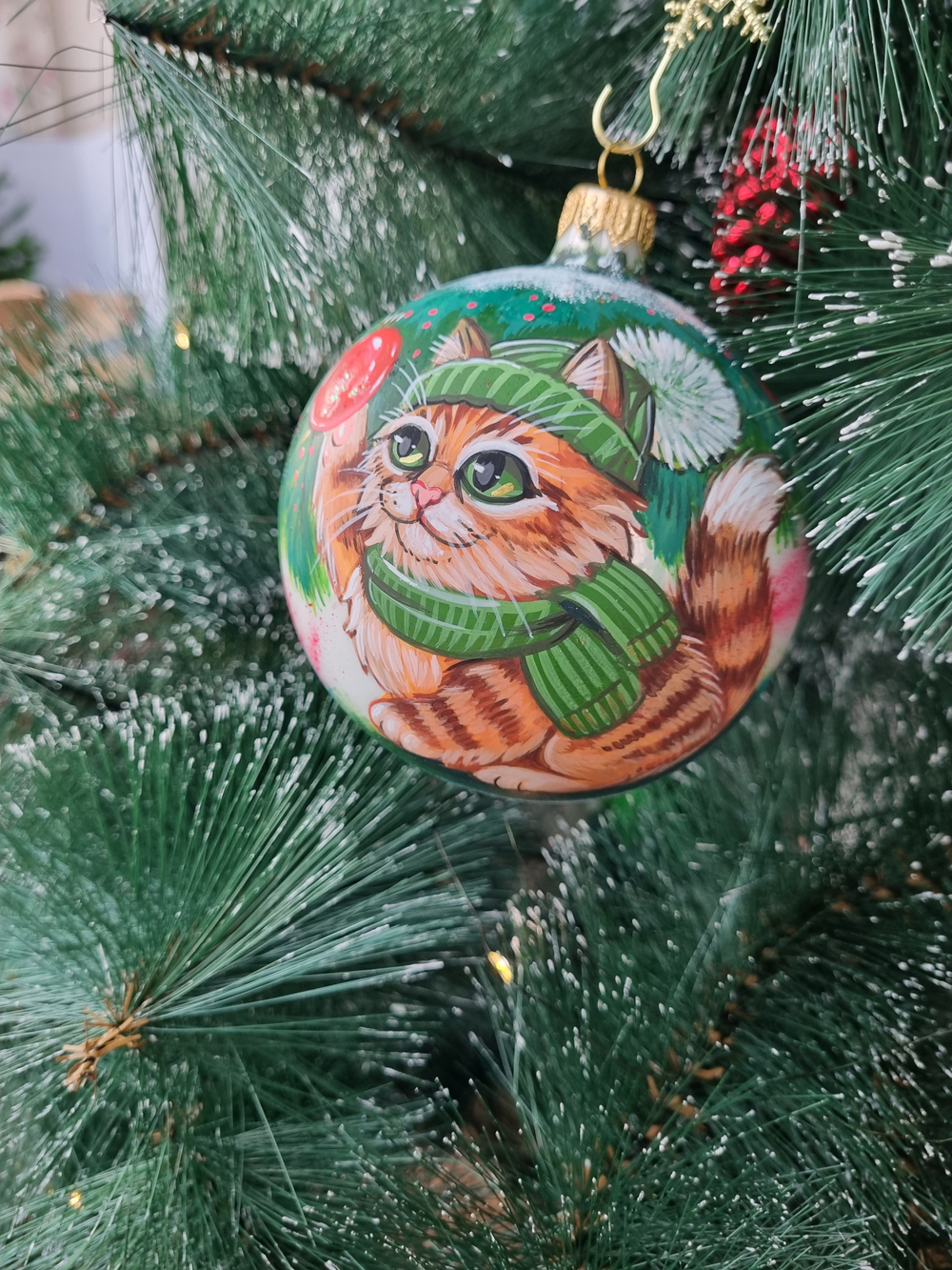Шар стеклянный  "котик на ёлке" ручная роспись