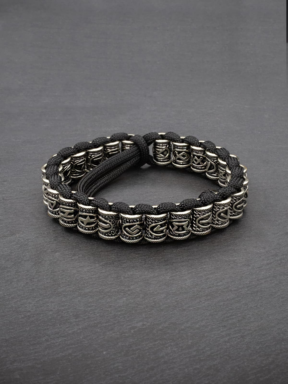 Картинка скандинавский браслет на черном фоне.