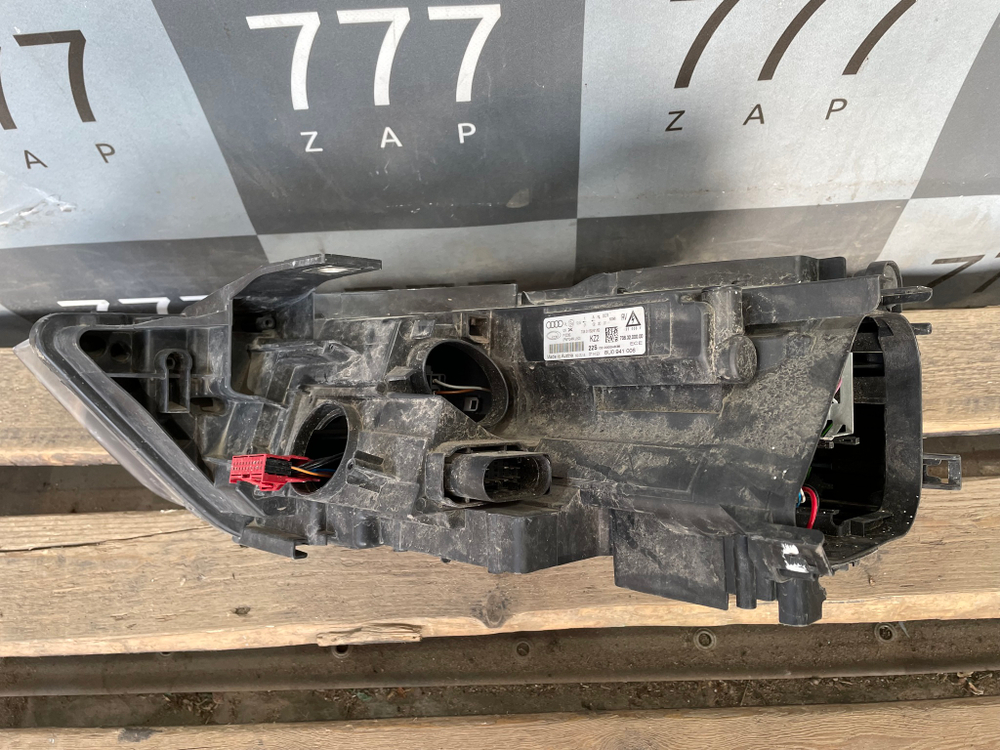 Фара правая ксенон Audi Q3 (8U) 11-14 Б/У Оригинал 8U0941044