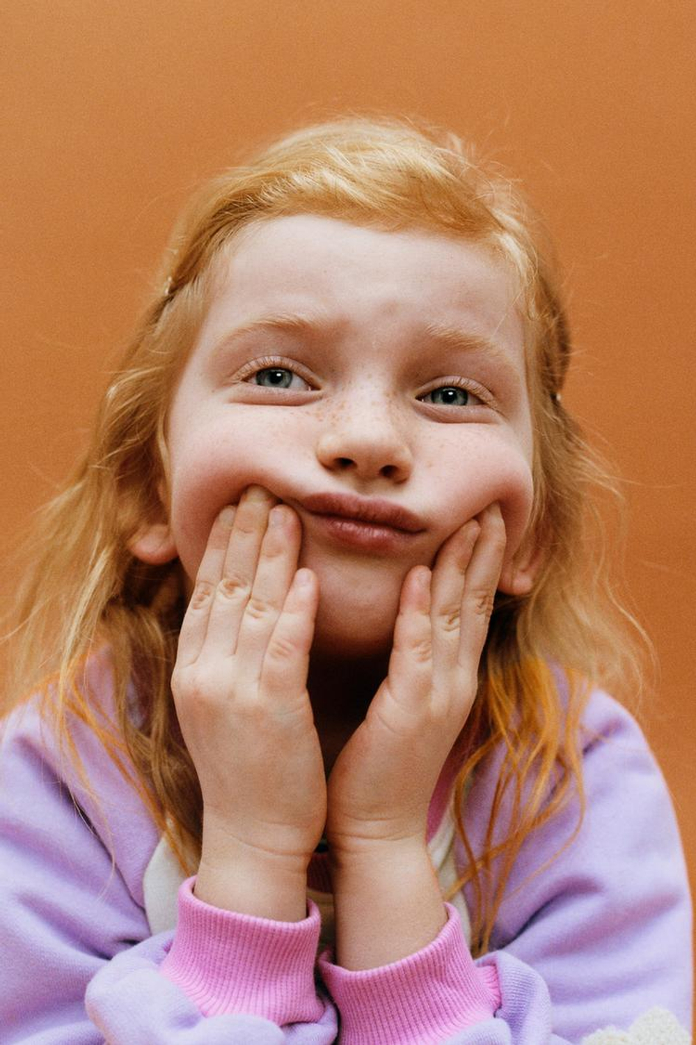 ZARA ТОЛСТОВКА С ЦВЕТОЧНЫМ ПРИНТОМ И КОНТРАСТНЫМИ РУКАВАМИ, ЭКРЮ