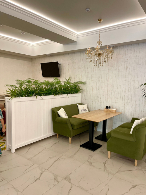 Озеленение дивайдеров искусственными растениями.