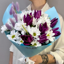 «Пурпурная дымка» букет из ромашек и тюльпанов