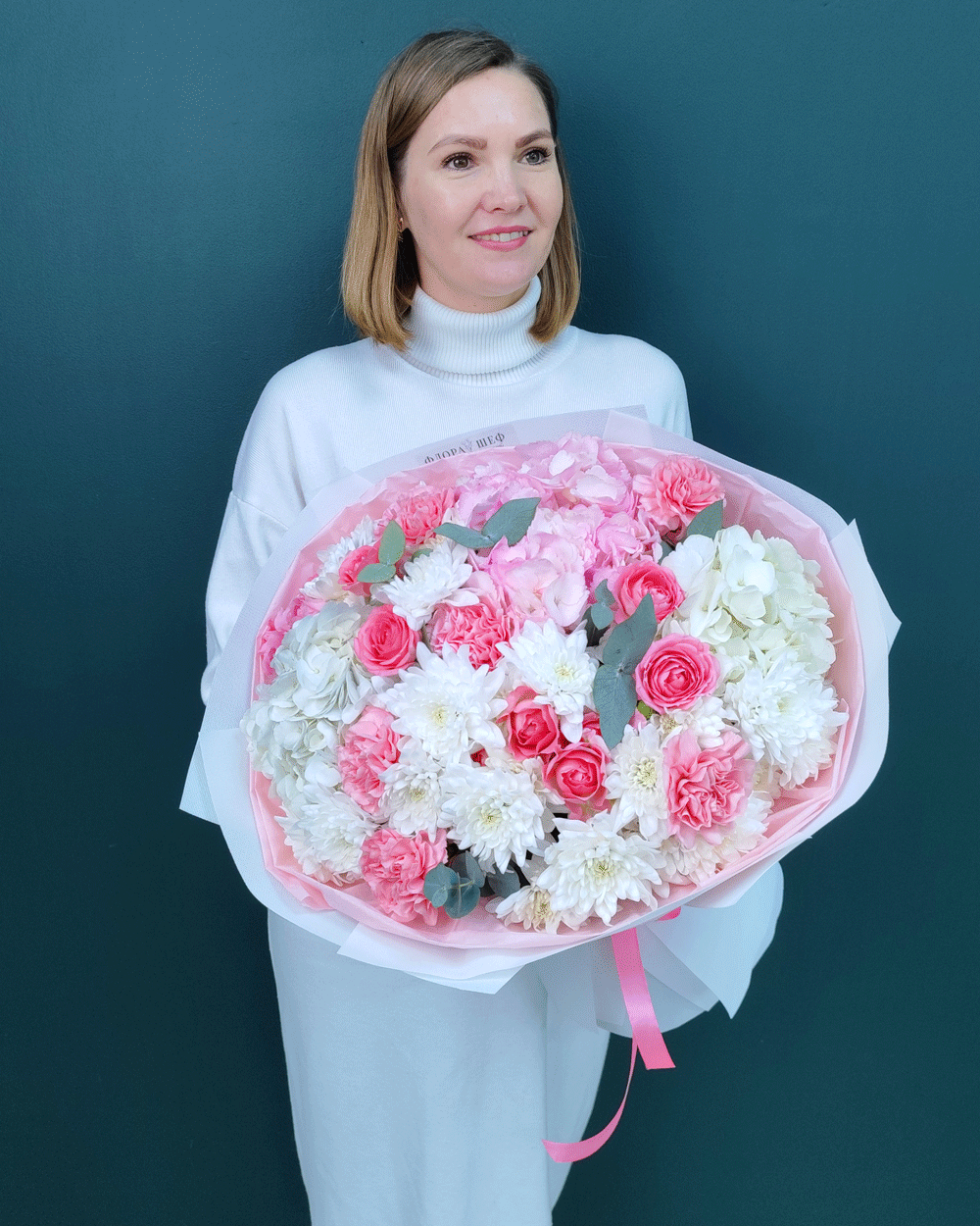 Букет из гортензии,хризантемы,диантусов и кустовой розы(00475)