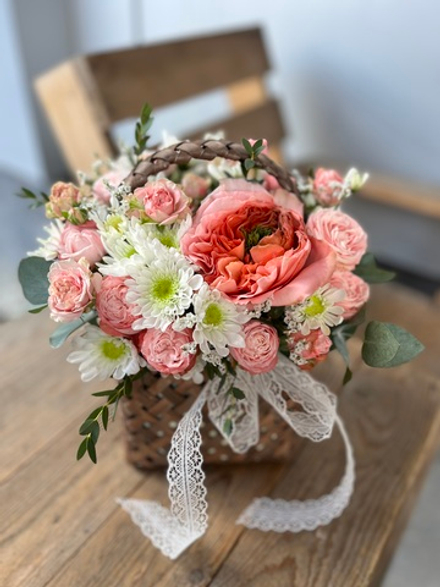 Композиция в корзине с пионовидными розами