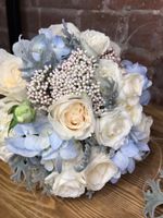 Сваденый букет из роз, голубой гортензии, необычной зелени и сухоцветов