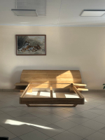 Кровать из массива дуба со встроенными полками Amandi