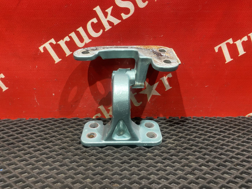 Петля двери левой нижняя 2024г