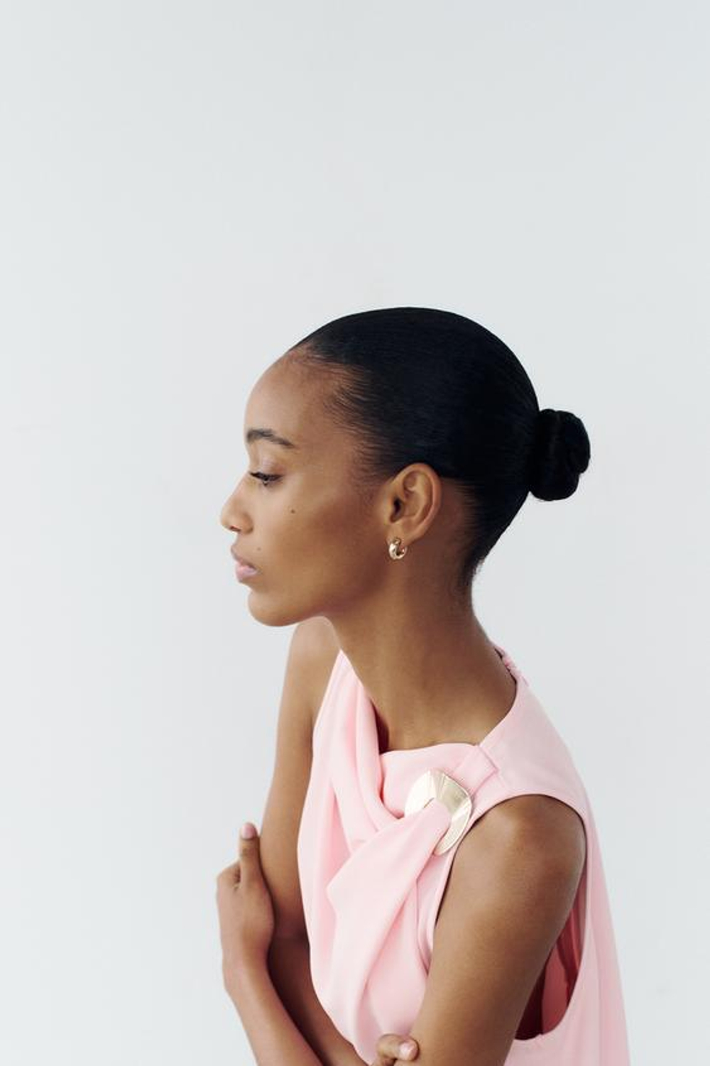 ZARA ТОП ИЗ КРЕПА С ЗОЛОТИСТОЙ ДЕТАЛЬЮ, ПАСТЕЛЬНО-РОЗОВЫЙ