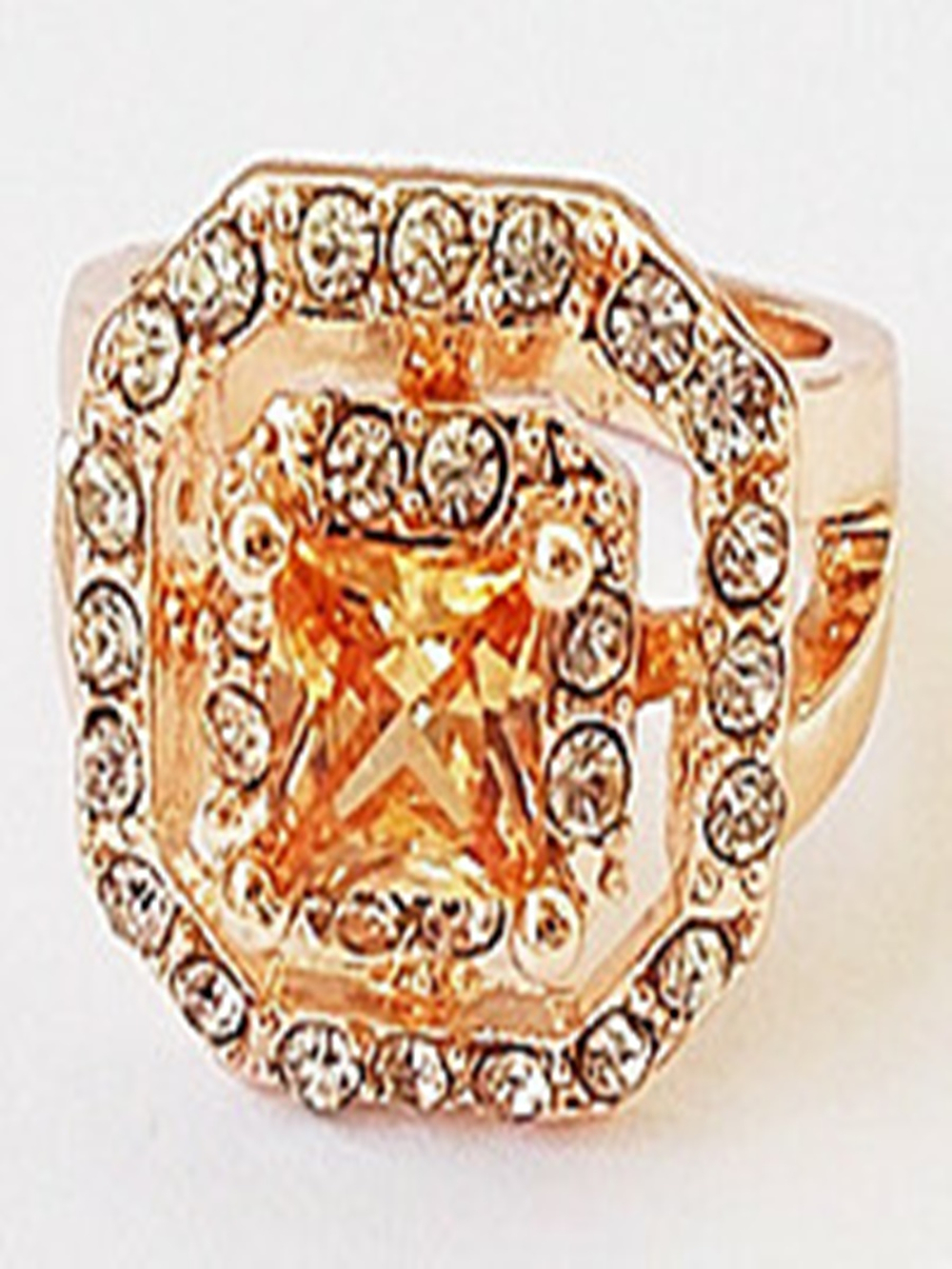 Кольцо печатка золотистая. Размер 17