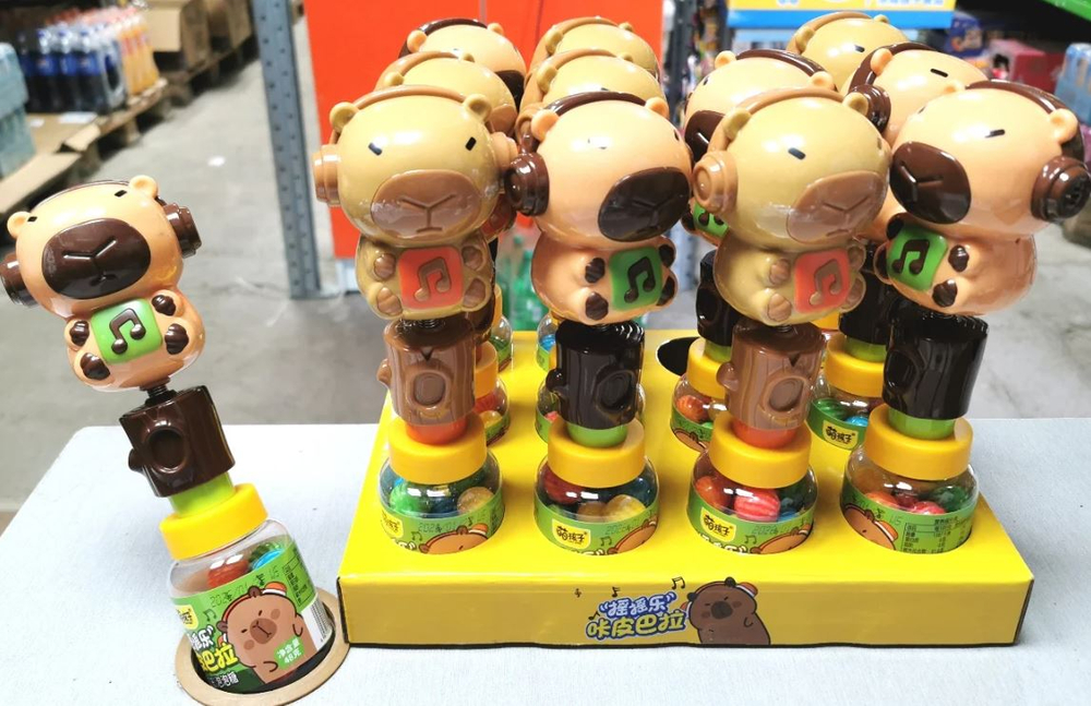 Конфеты + игрушка Капибара в наушниках