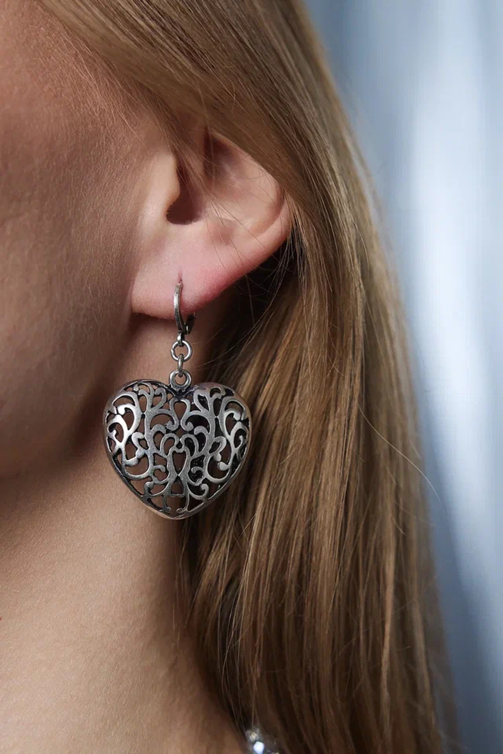 Серьги крупные ажурные сердца, оттенок серебро