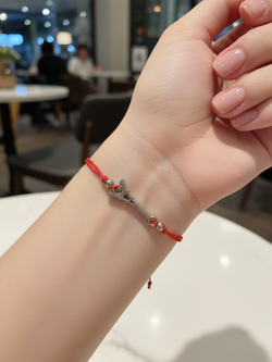 Красная нить Эйфелева башня