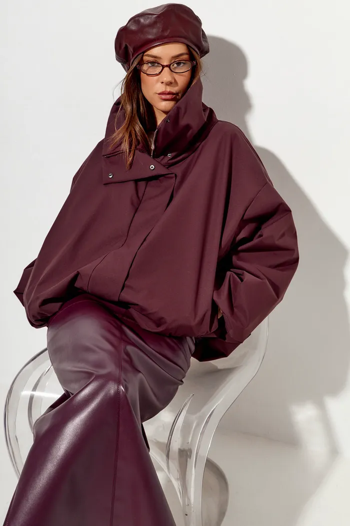 Ветровка О-силуэта с высоким воротом винного цвета