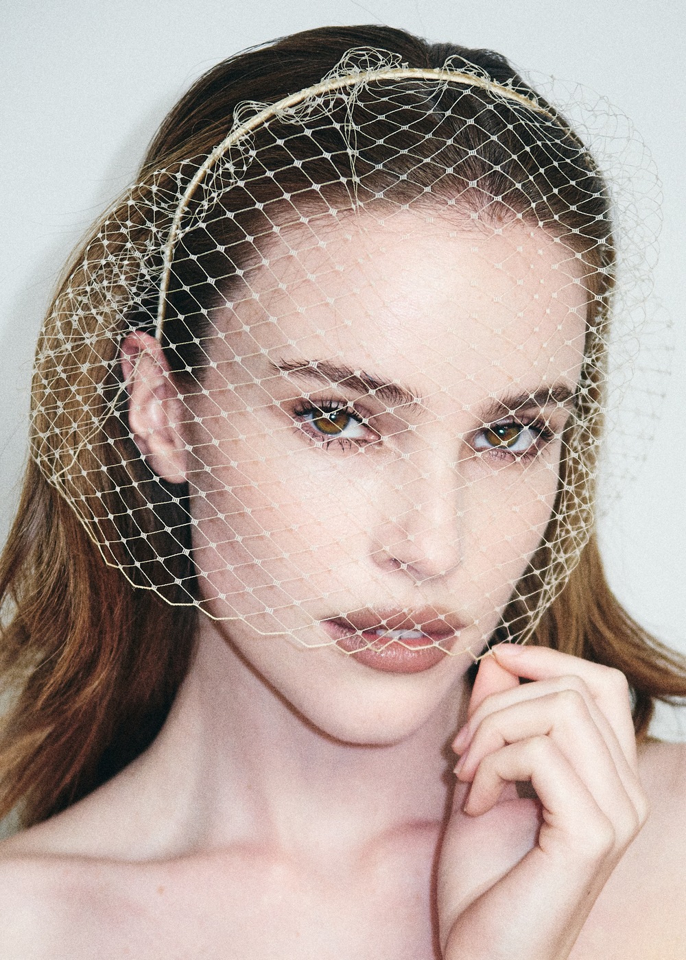 Вуаль на невидимом ободке соломенная