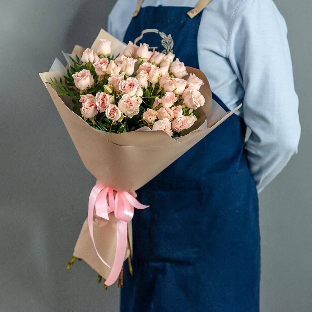 Букет кустовых роз в оформлении