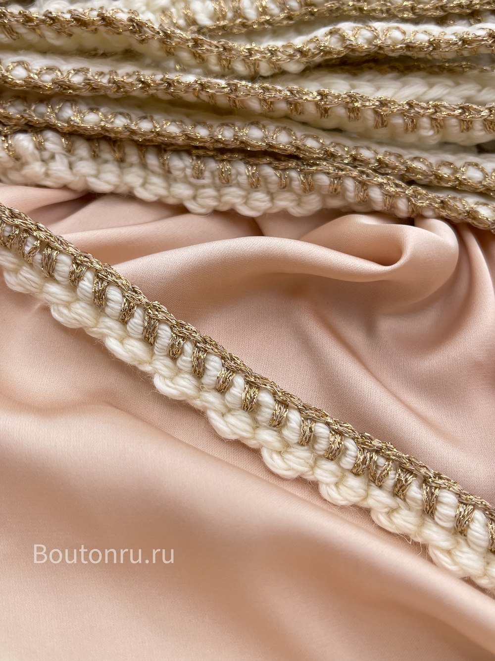 Тесьма белая с вплетением золотистой нити люрекс по краю
