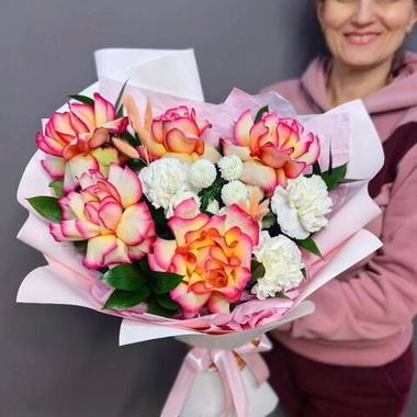 Авторский букет с 5 французскими розами сорта "Carousel"