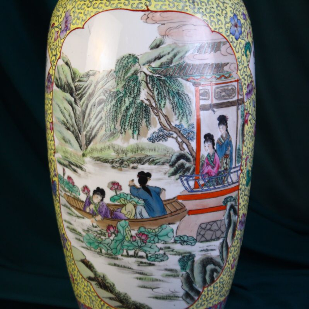 Парные вазы со сценами придворной жизни